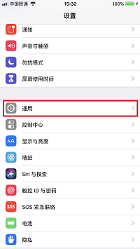 如何将 iPhone 屏幕内容放大显示？