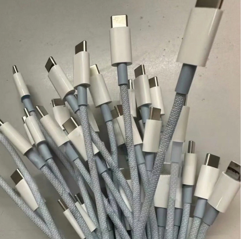 iPhone 15 系列USB-C 数据线长啥样？