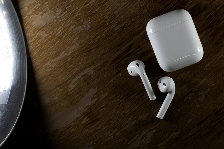 购买 2 年的 AirPods 续航下降怎么办？为什么两只耳机电量损耗不同？