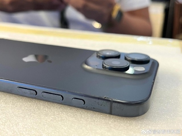 品控成焦点！iPhone 15 Pro出现后盖溢胶