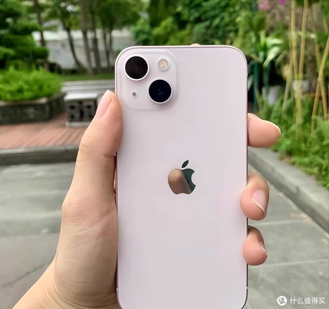 库克出手了，iPhone 13降成3999元，旗舰体验多年不换机！