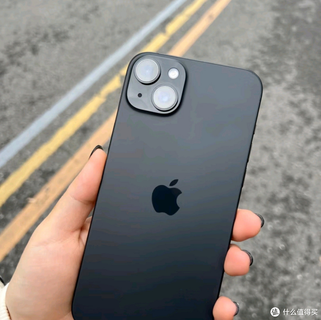 Apple iPhone 15 Plus 黑色：5G双卡双待，科技与美学的完美融合